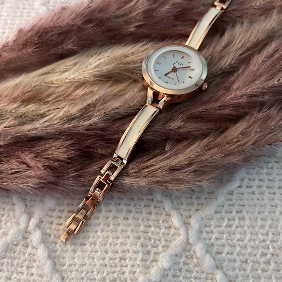 Rosegold Quartz‎ Link Timepiece - Picture 3 of 8